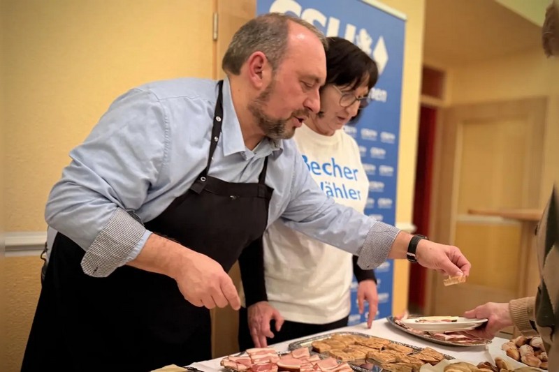 Becher schneidet auf 1