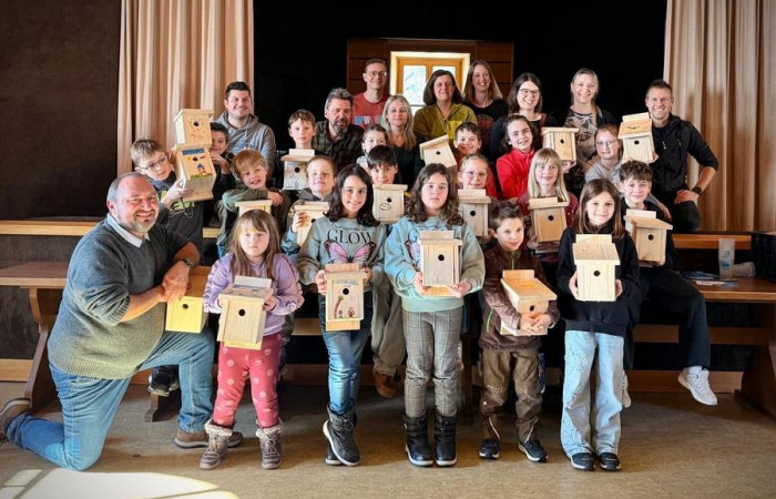 Stolz präsentieren die Kinder ihre selbst gebauten Nistkästen, gebaut unter Anleitung von Oliver Becher (links).